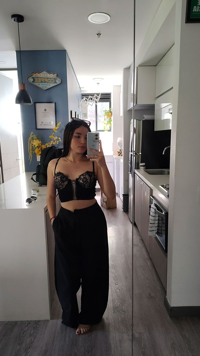 Camila, 25