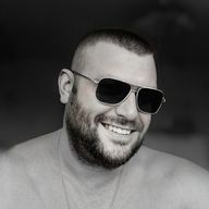 Nik, 44