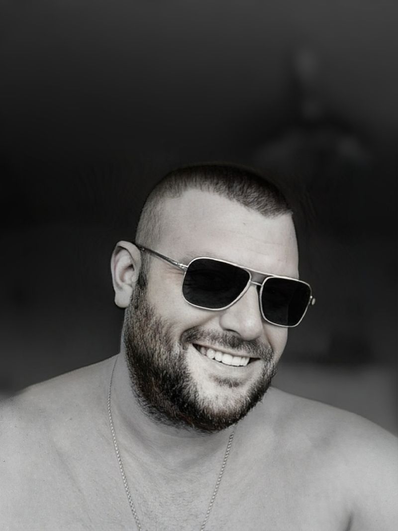 Nik, 44