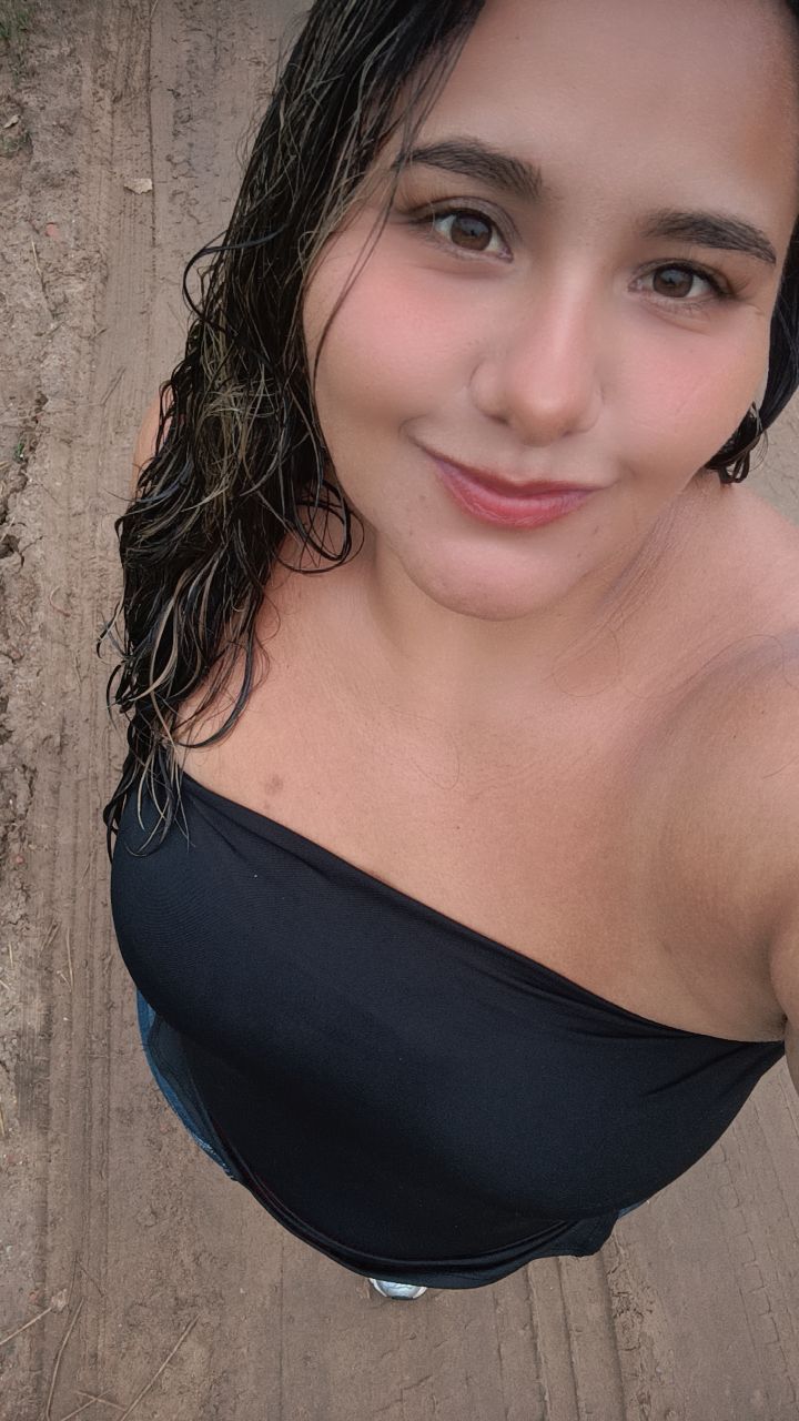 Anahi, 32