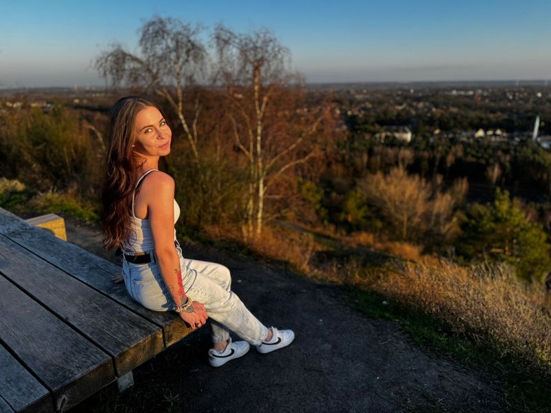 Dominika, 28