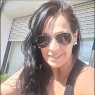 Laura, 43