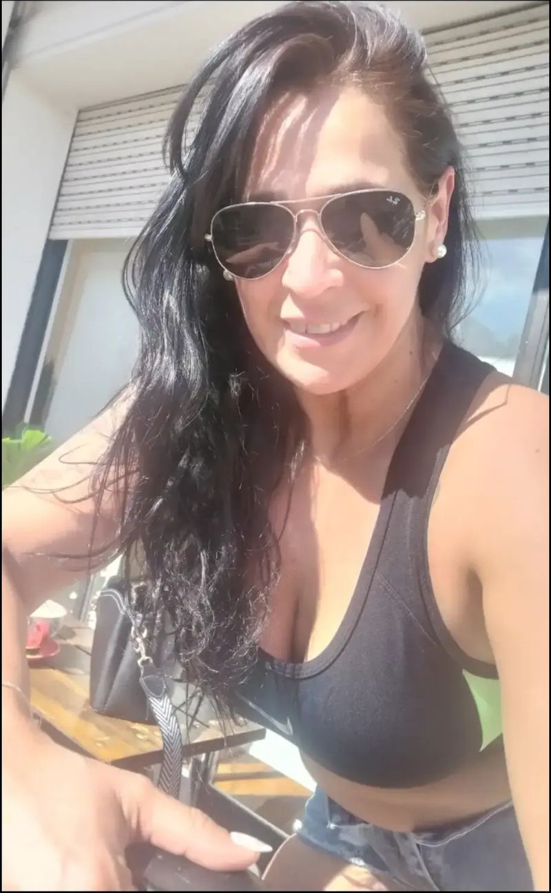 Laura, 43