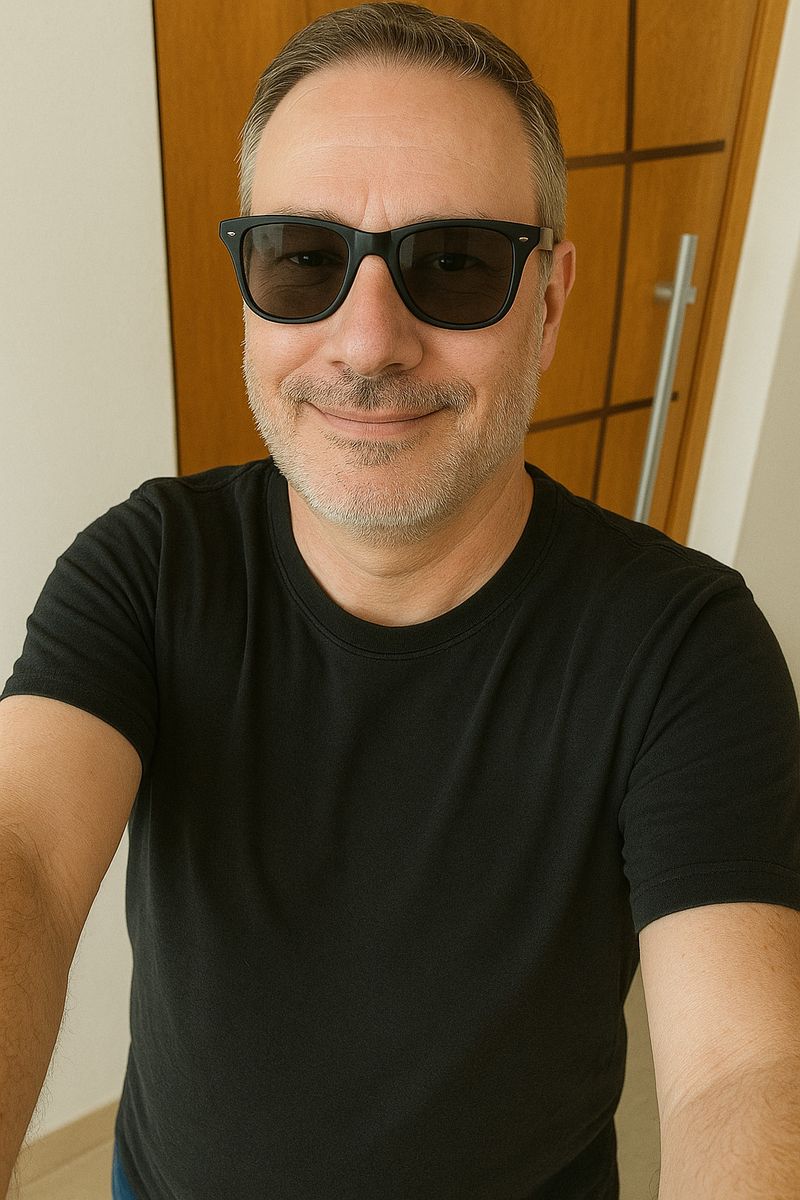Dee, 47