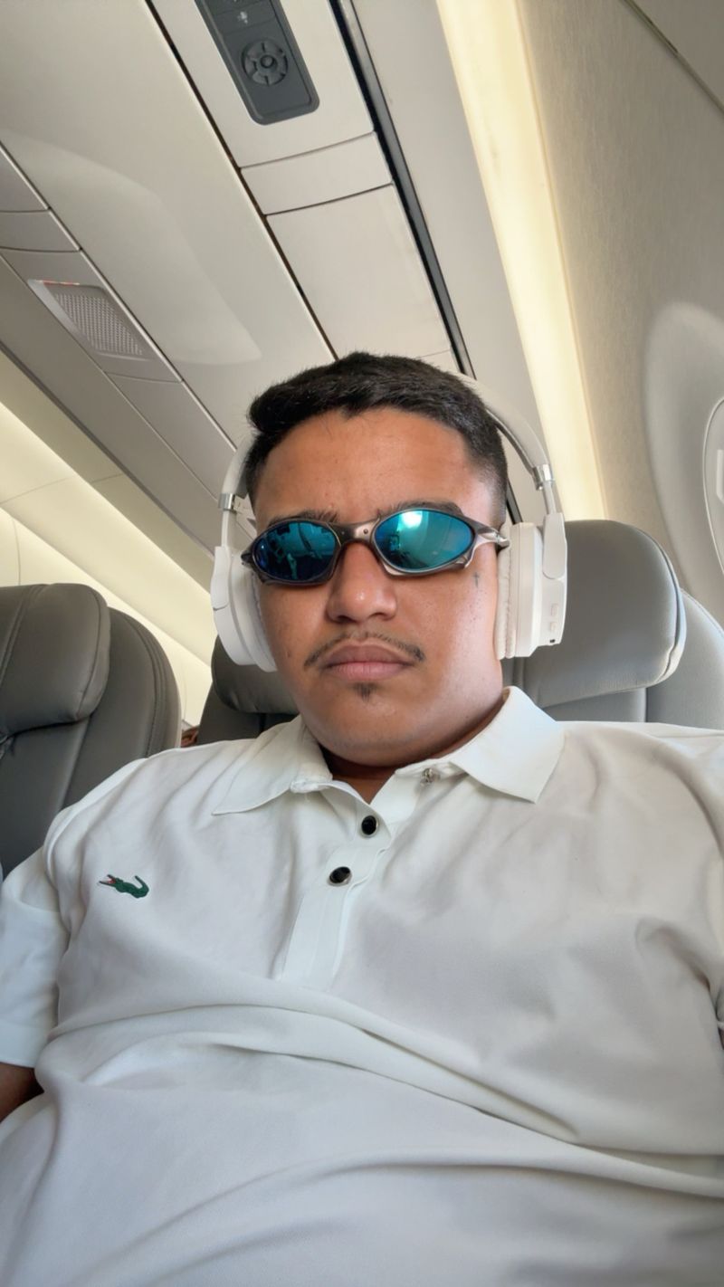 Lui, 24