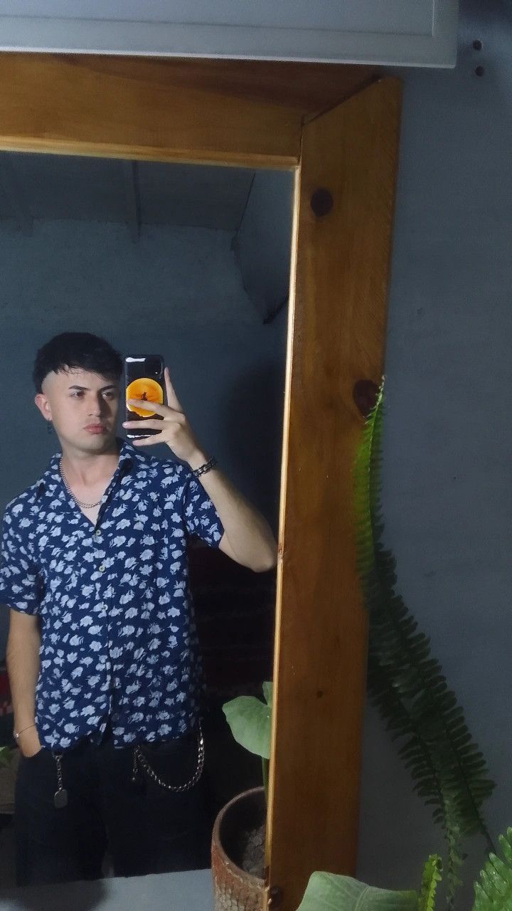 Carlos, 25