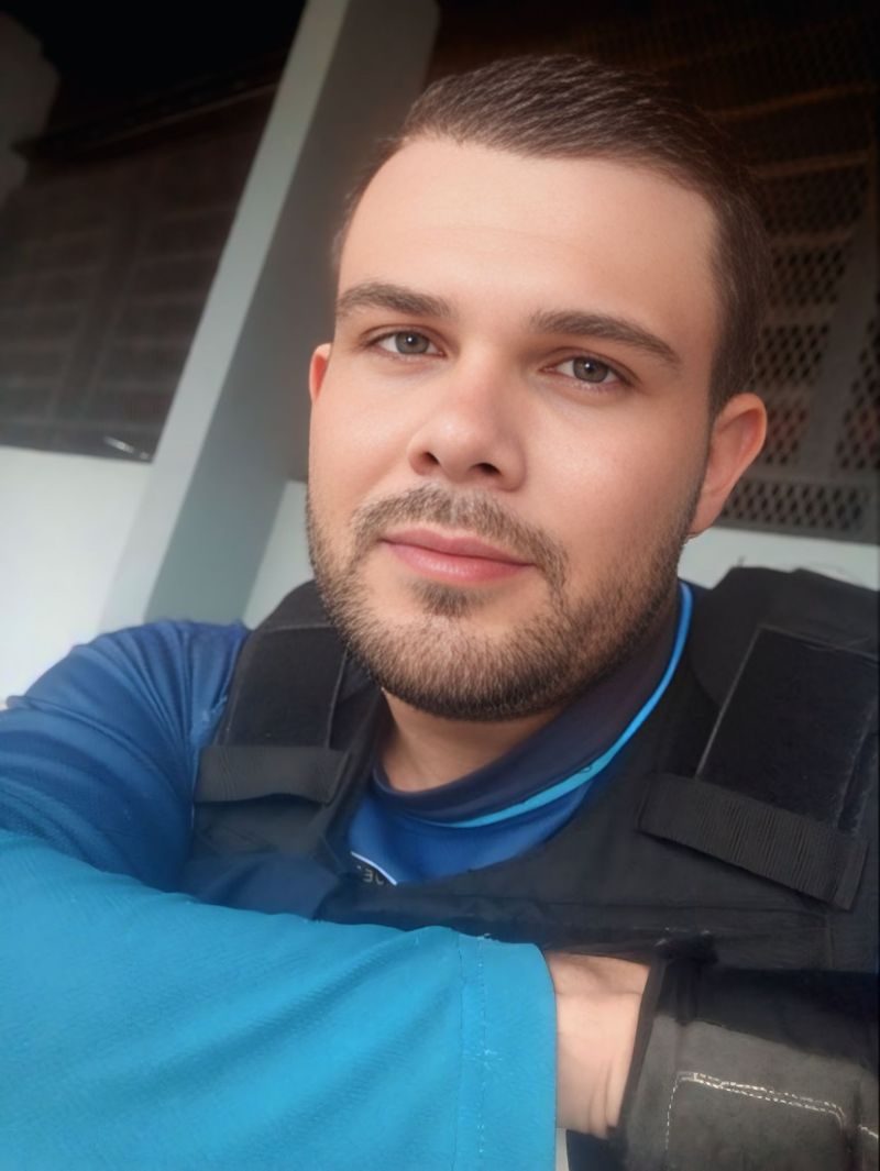 Dereck, 33