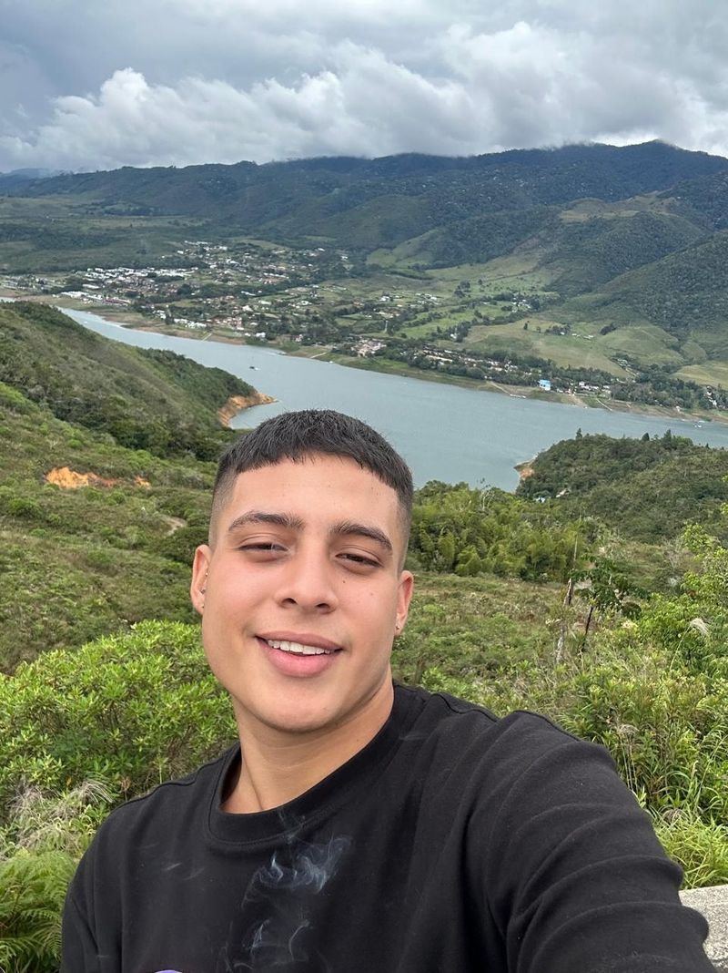 Junior, 22