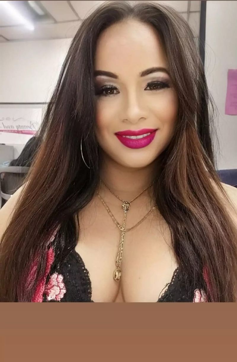 Vicky, 47