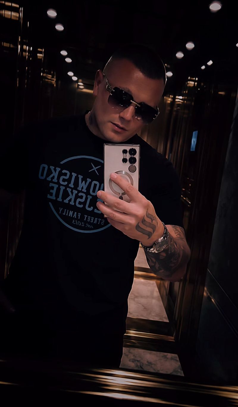 Sebastian, 32