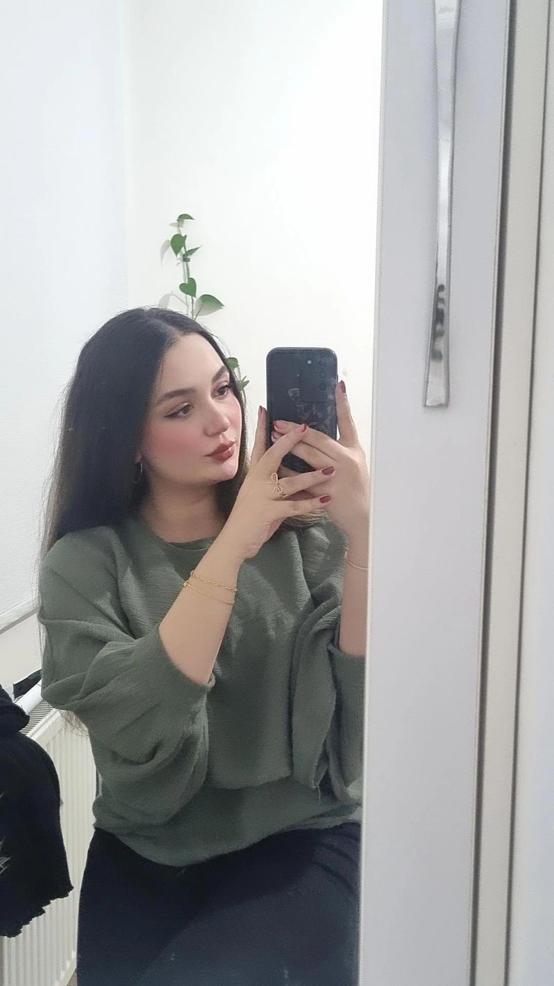 Mahshad, 24