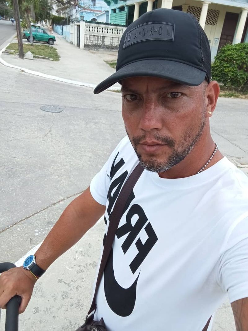 Alex, 41