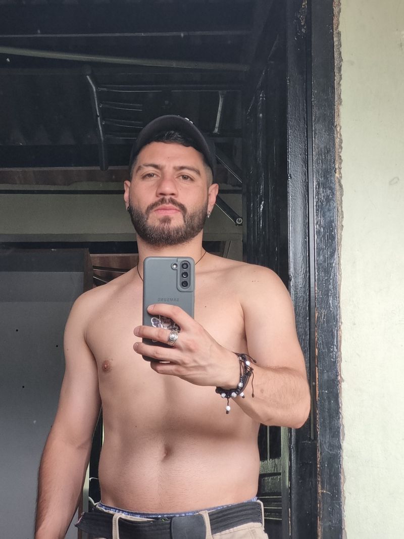 Aron, 33