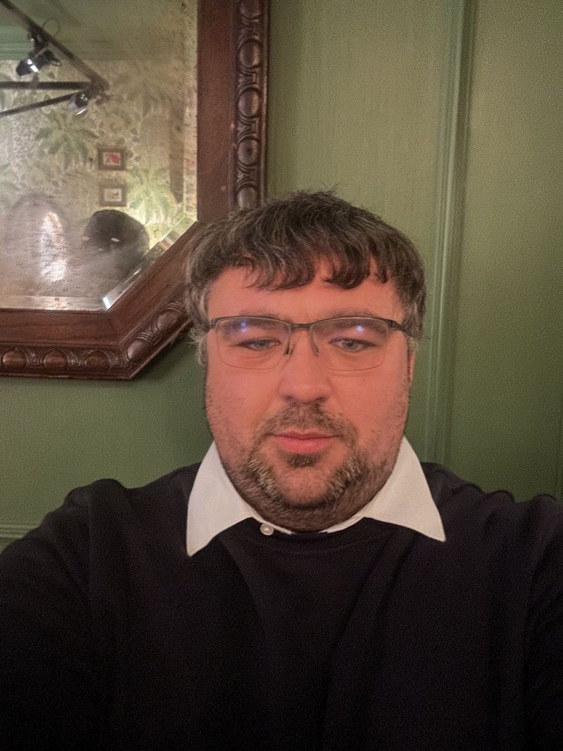 Dan, 32