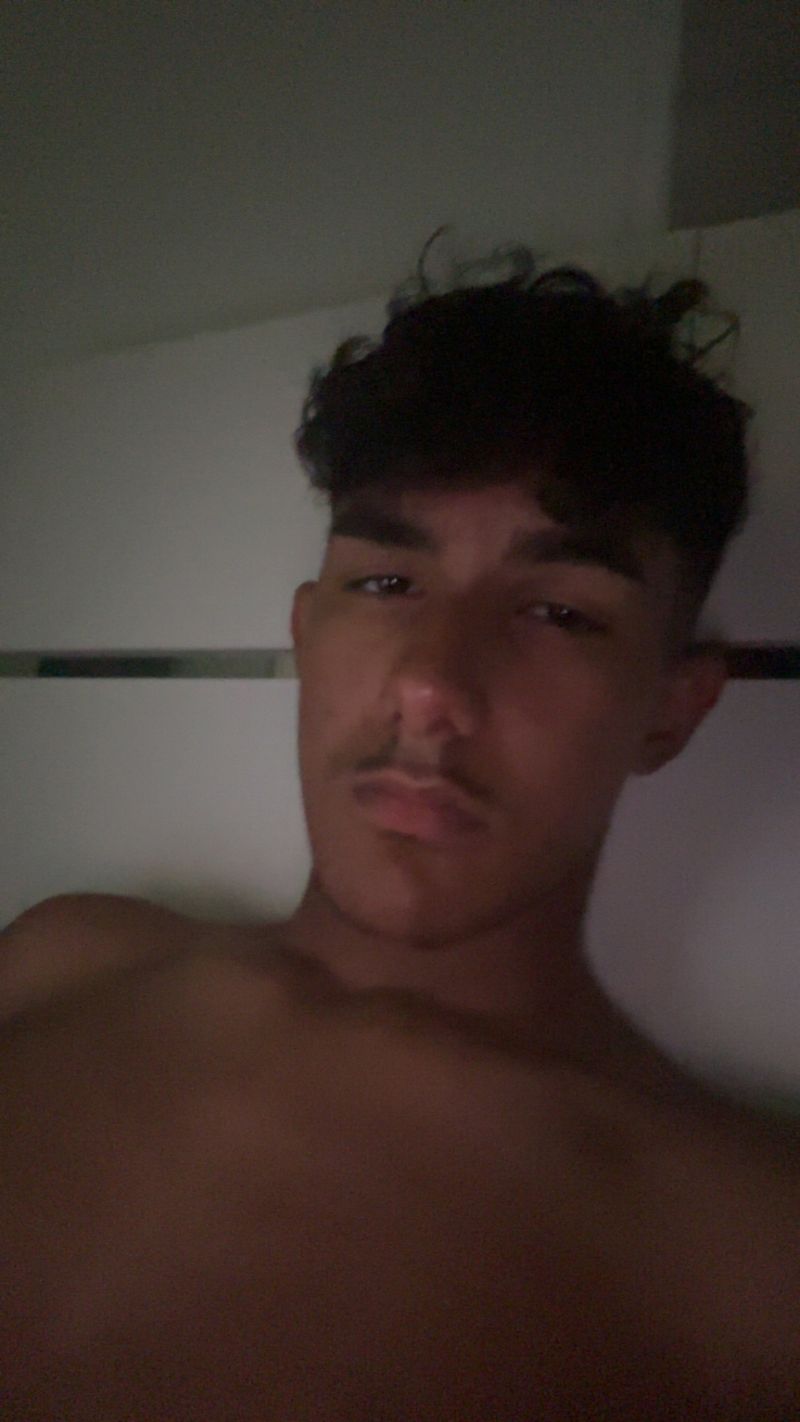 Carlos, 19