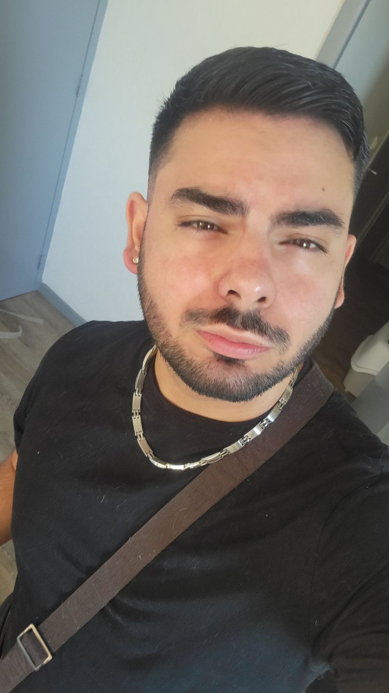 Manuel, 27