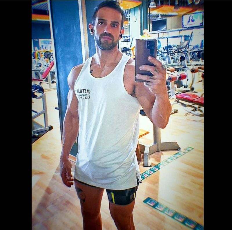 Miguel, 44