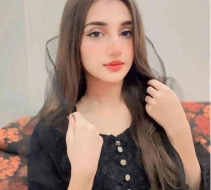 Ayesha, 19