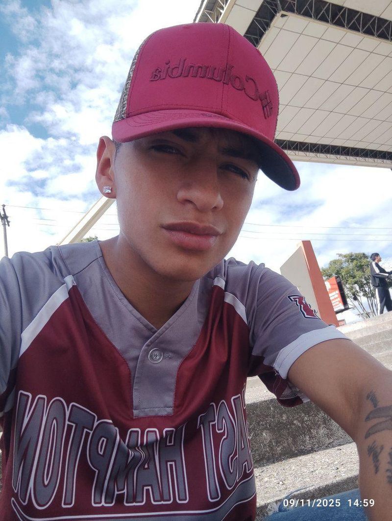 Carlos, 23