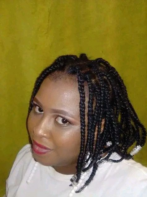 Mbali, 28