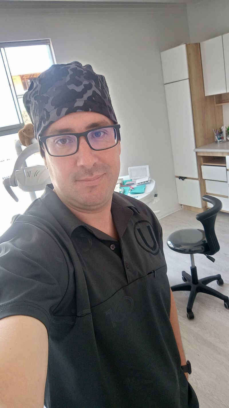 Carlos, 38