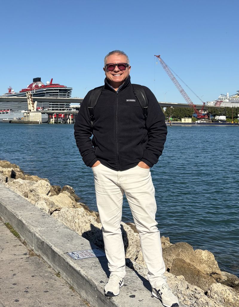 Luciano, 54