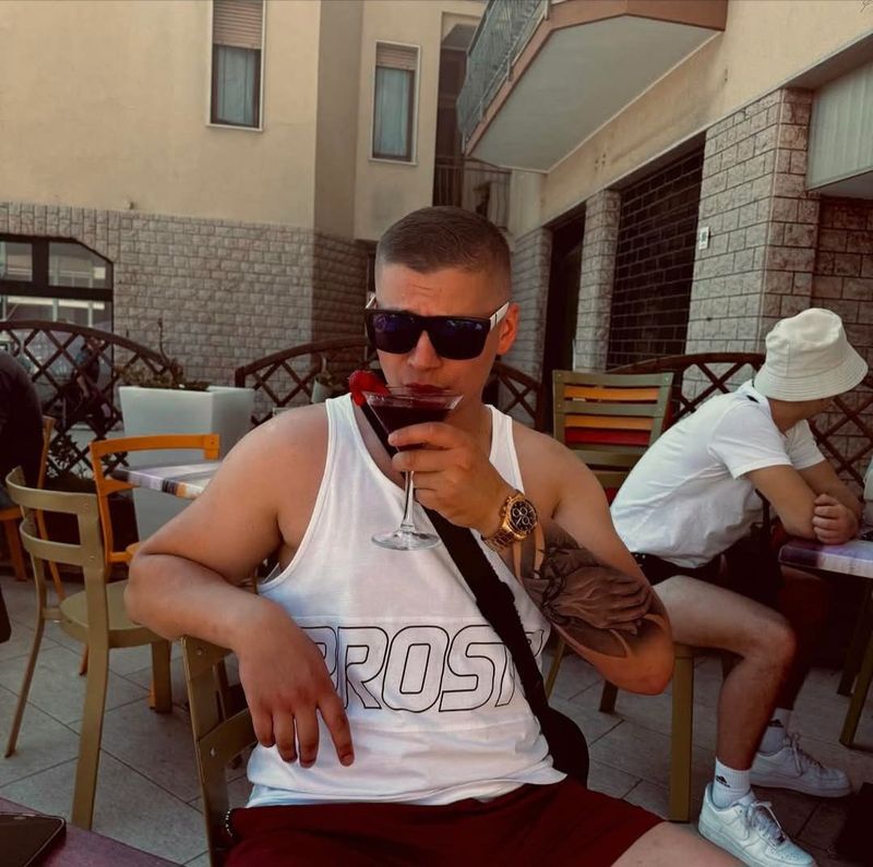 Oskar, 26