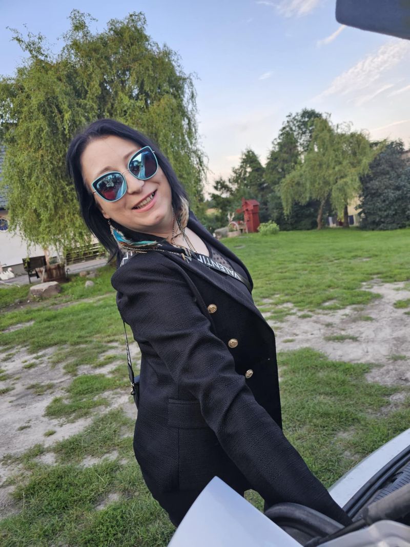 Esti, 36