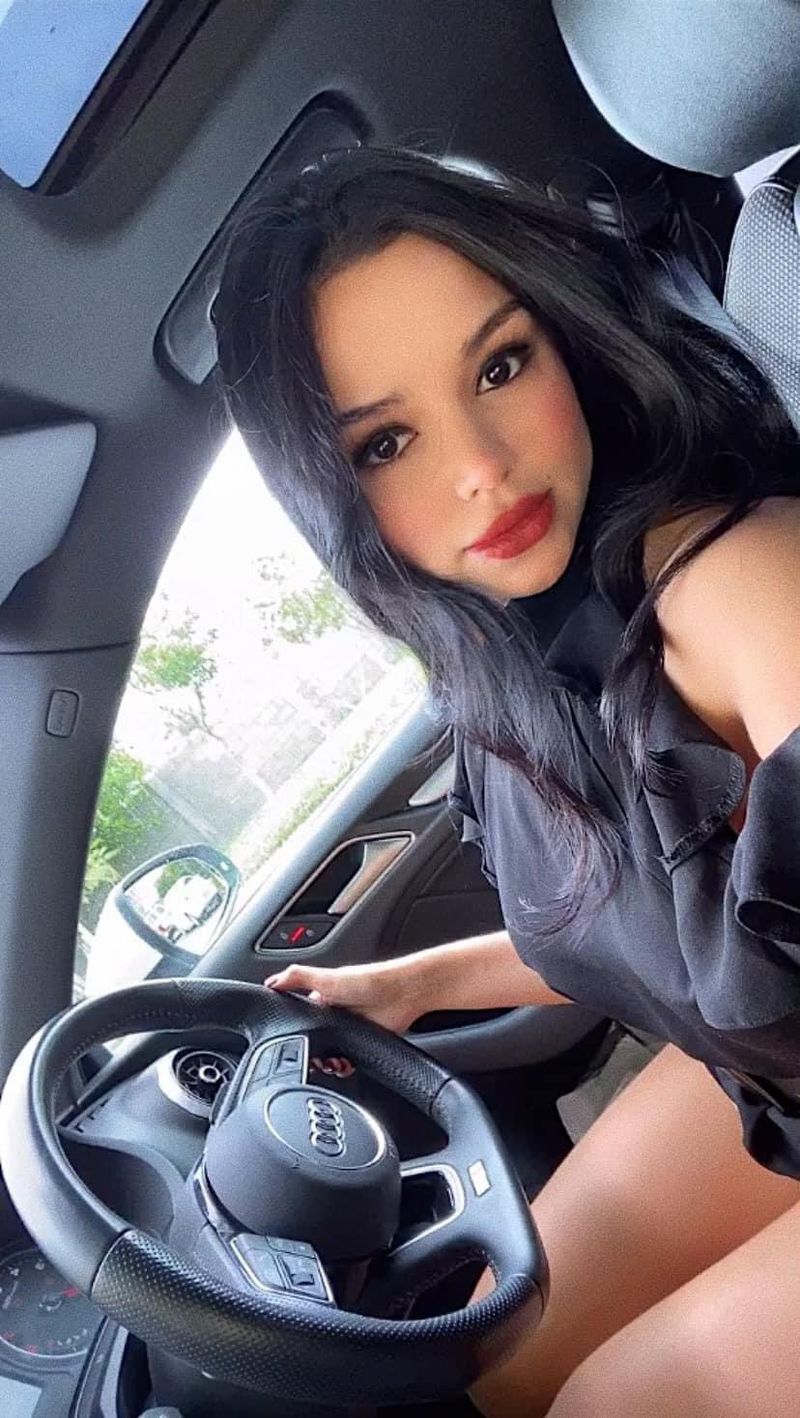 Tania, 23
