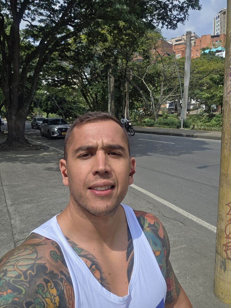 Carlos, 35