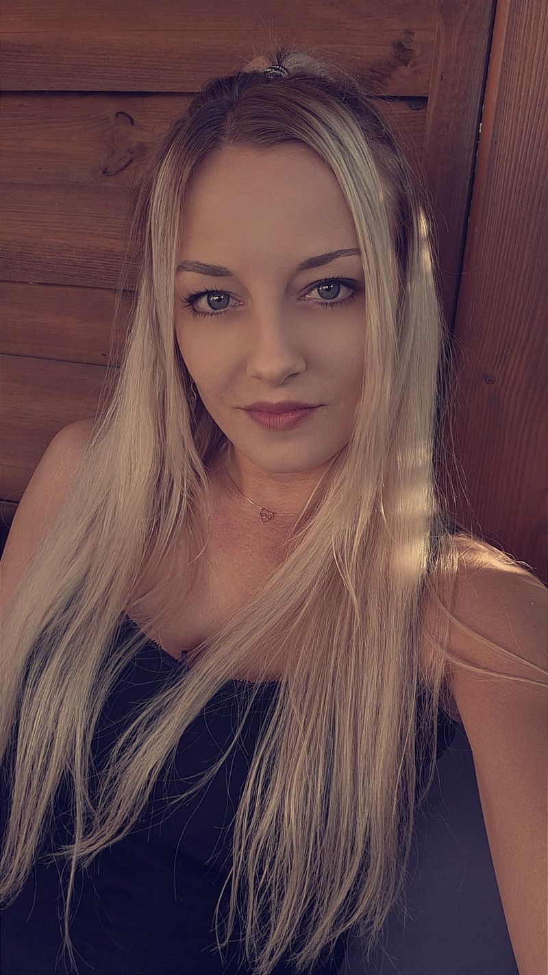 Monika, 29