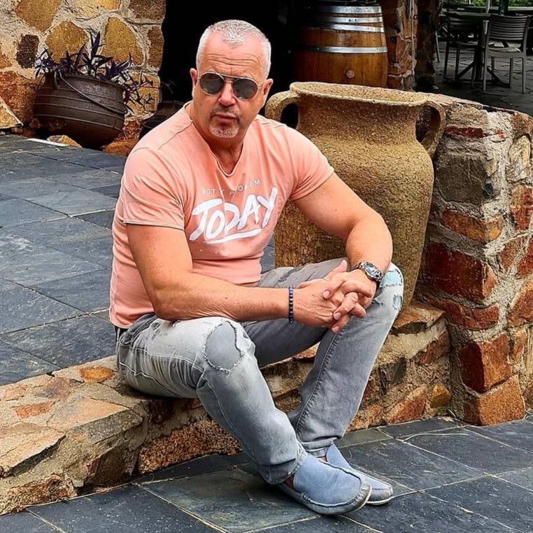 Carlos, 47