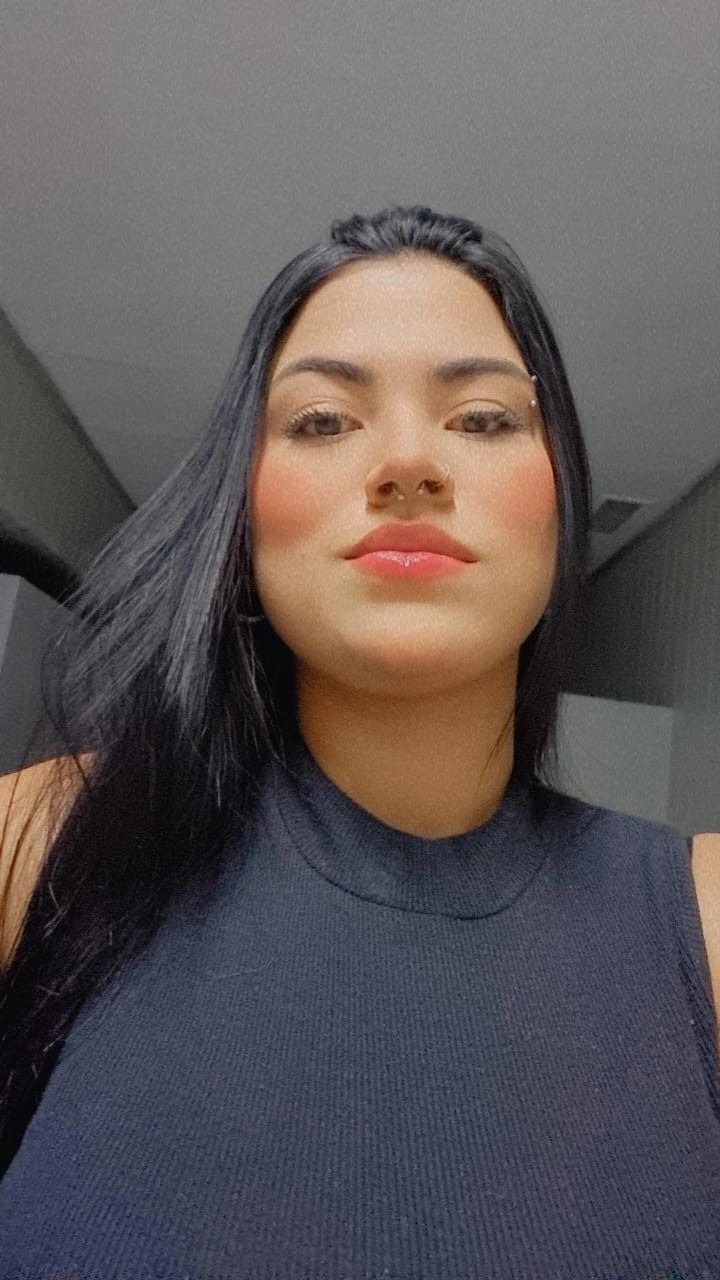 Larissa, 20