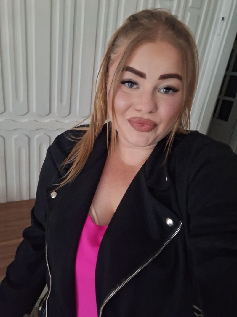 Karolina, 27