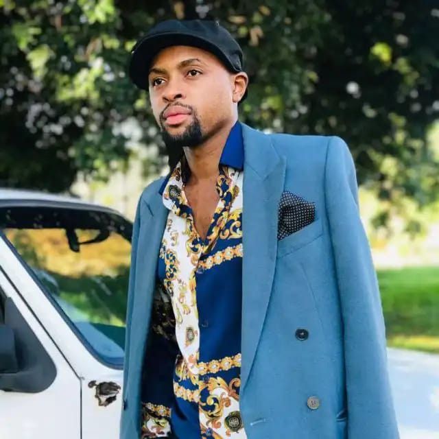 Phelo, 33