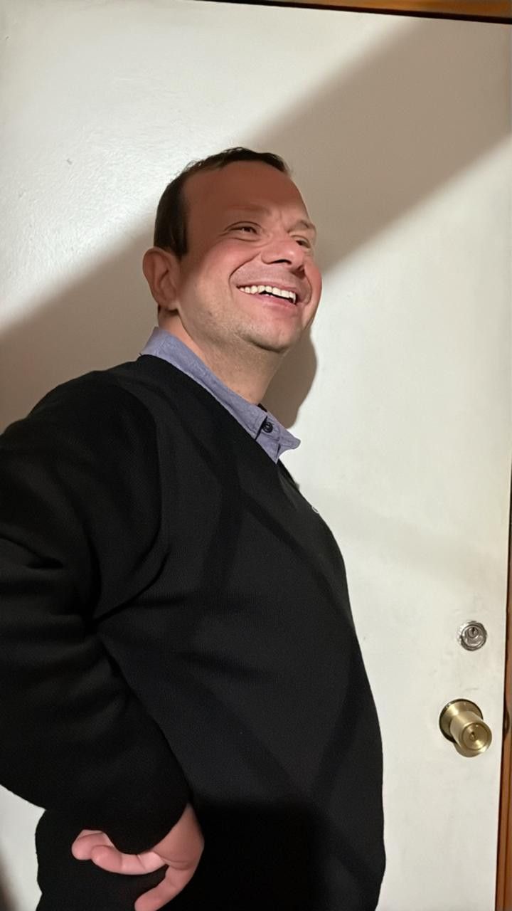 Alejandro, 52