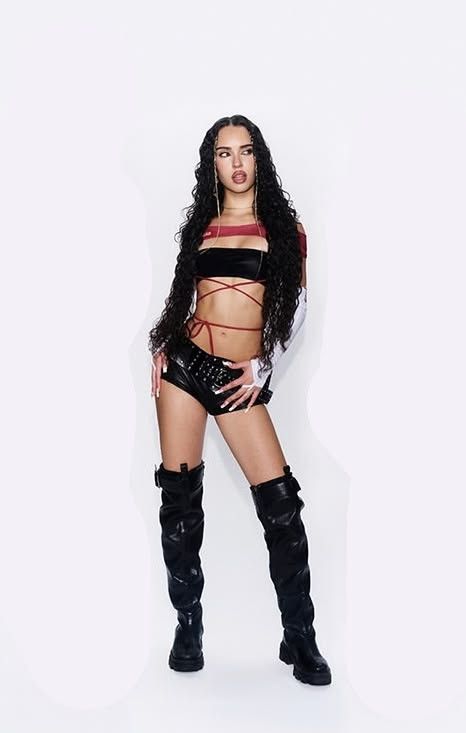 Bella, 23