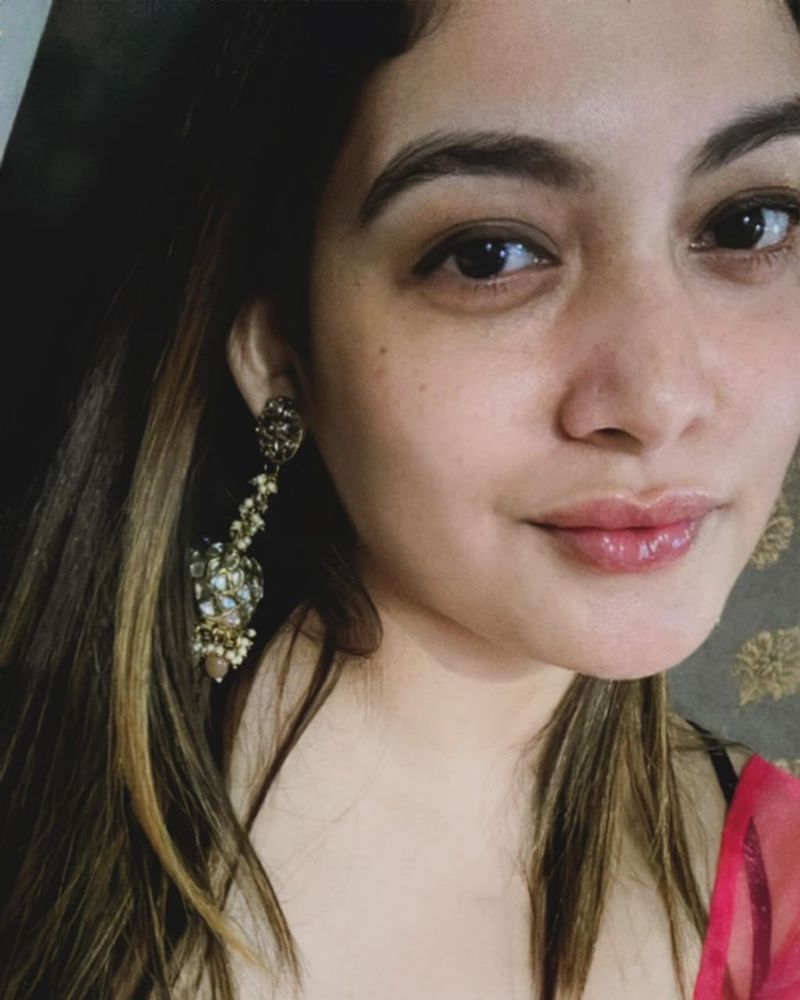 Sakshi, 32