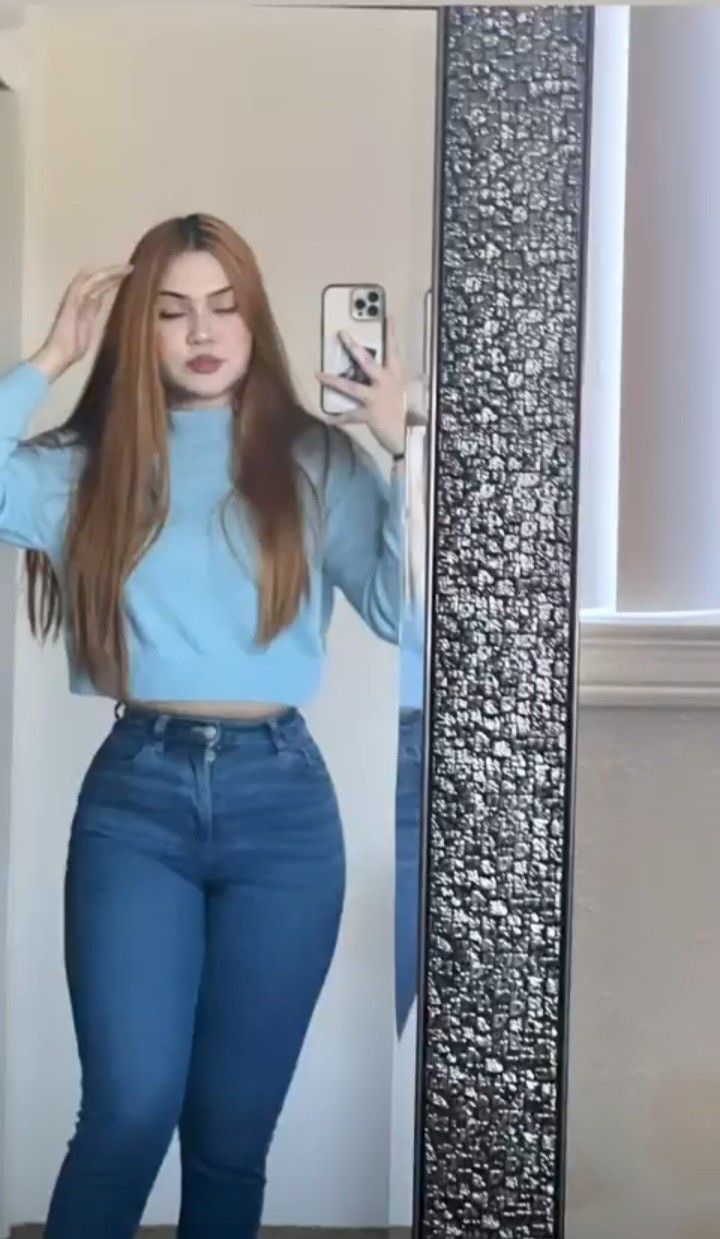 Micaela, 19