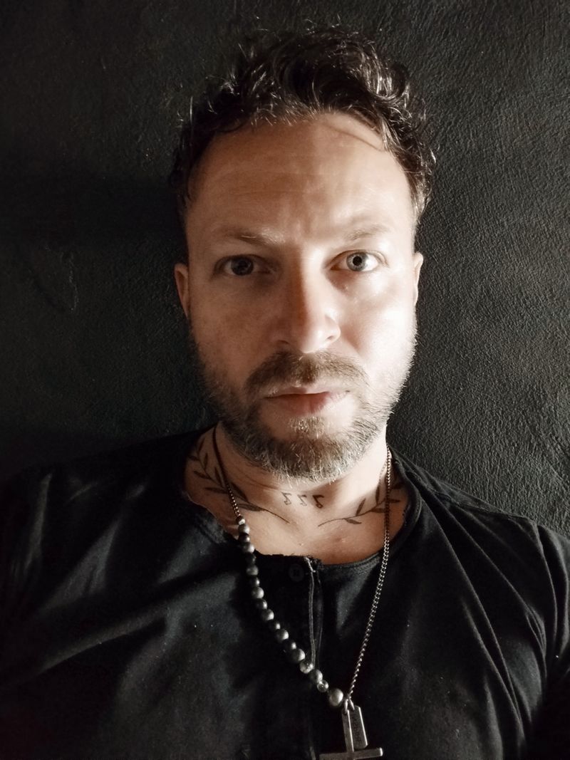 Daniel, 40