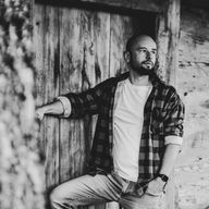 Dariusz, 37