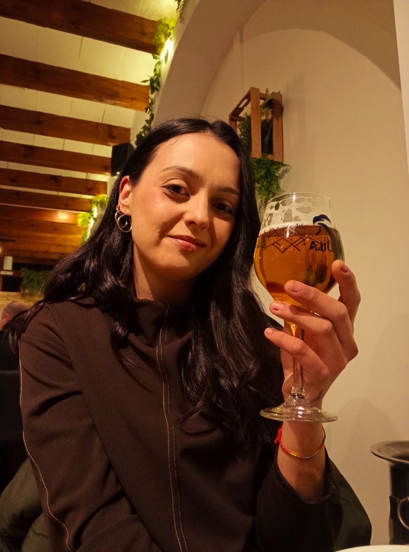 Mia, 26