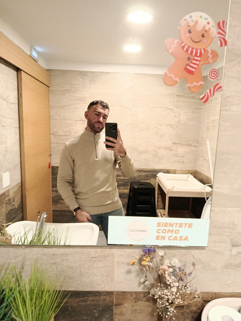 Alee, 27