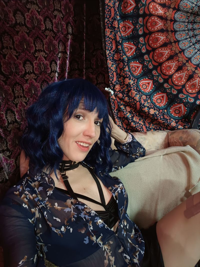 Nikki, 37