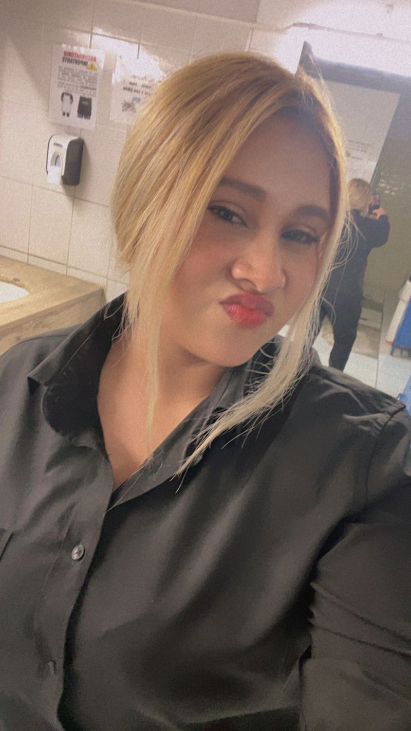 Gloria, 25