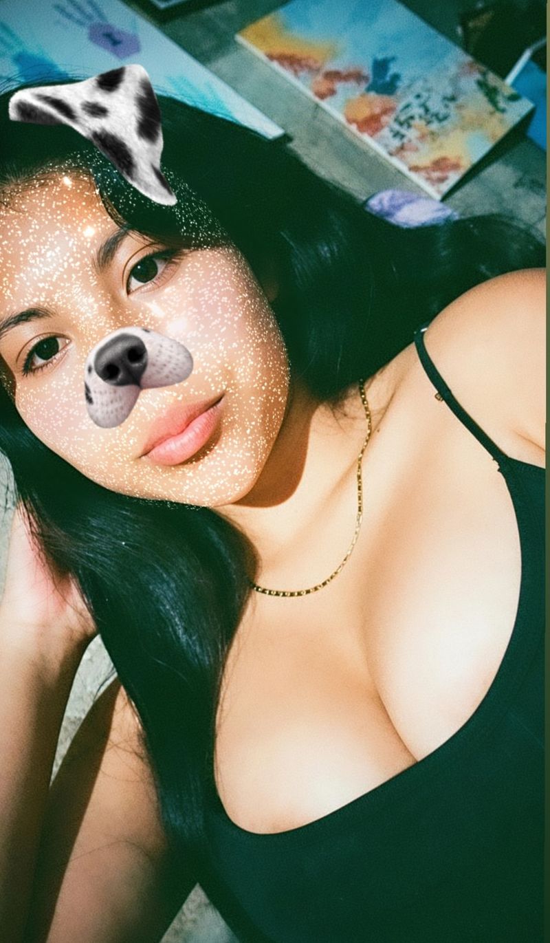 Daniela, 18