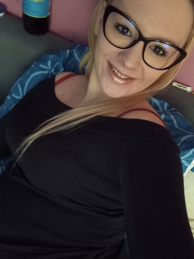 Karolina, 25
