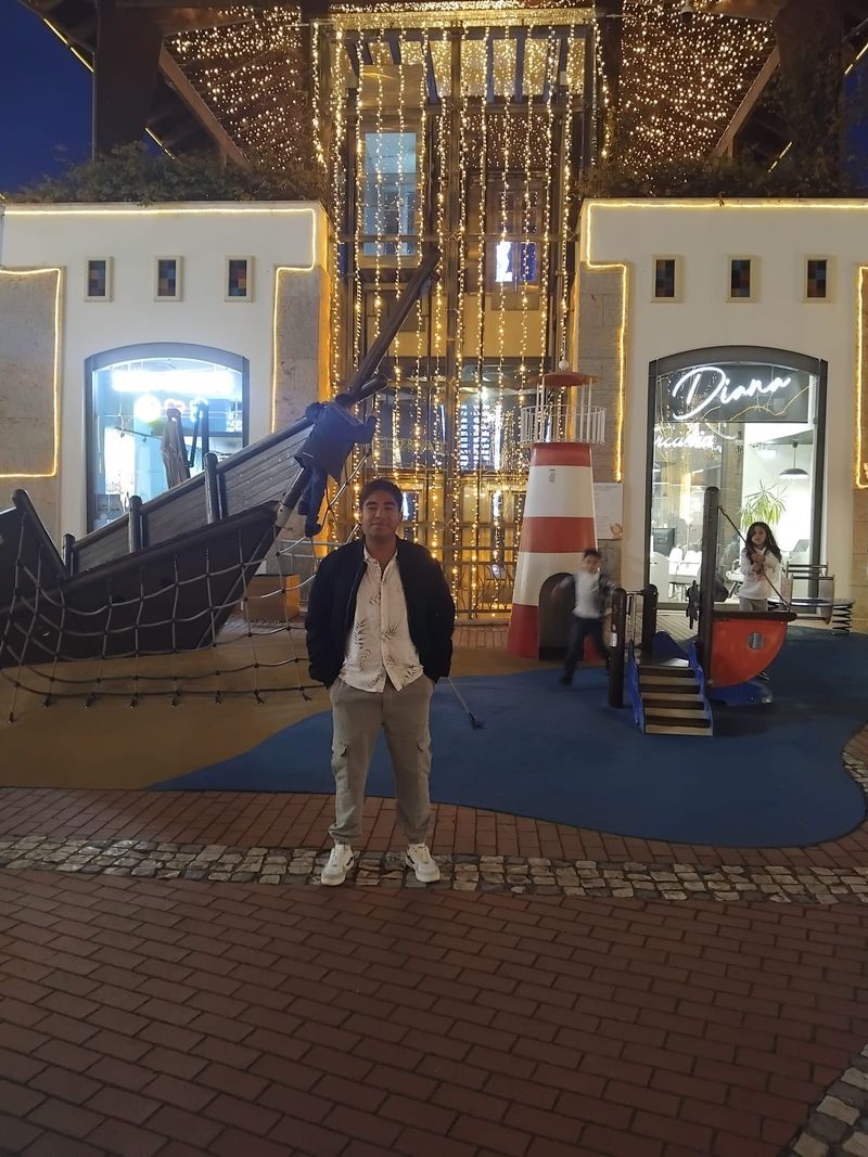 Carlos, 28