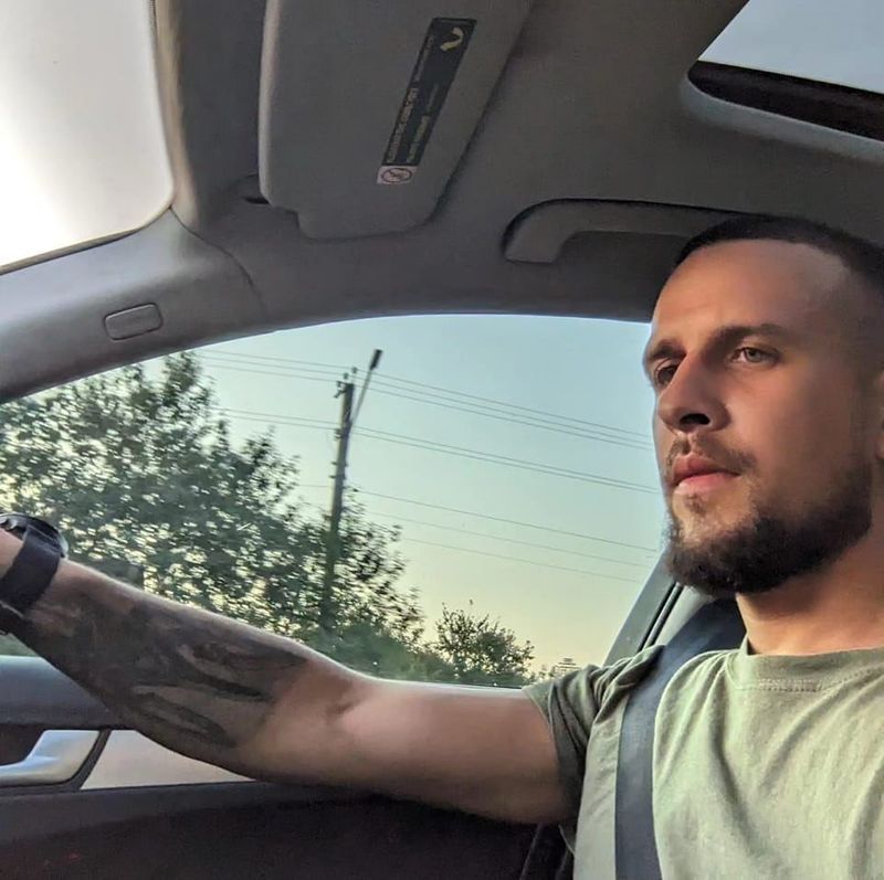 Віктор, 32