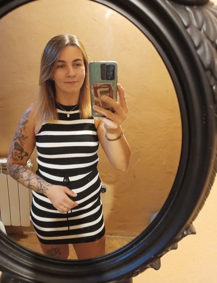 Karola, 33